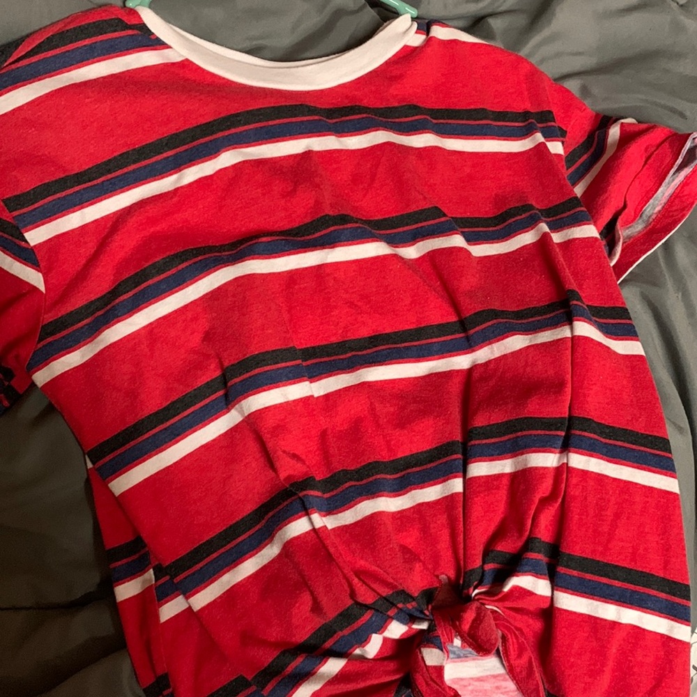 size m shirt (kinda cropped)